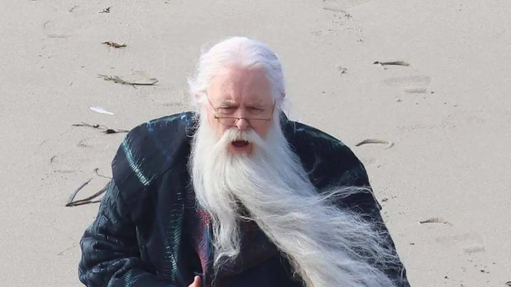 Новый Дамблдор замечен на съемках: первые фото актера в культовом образе