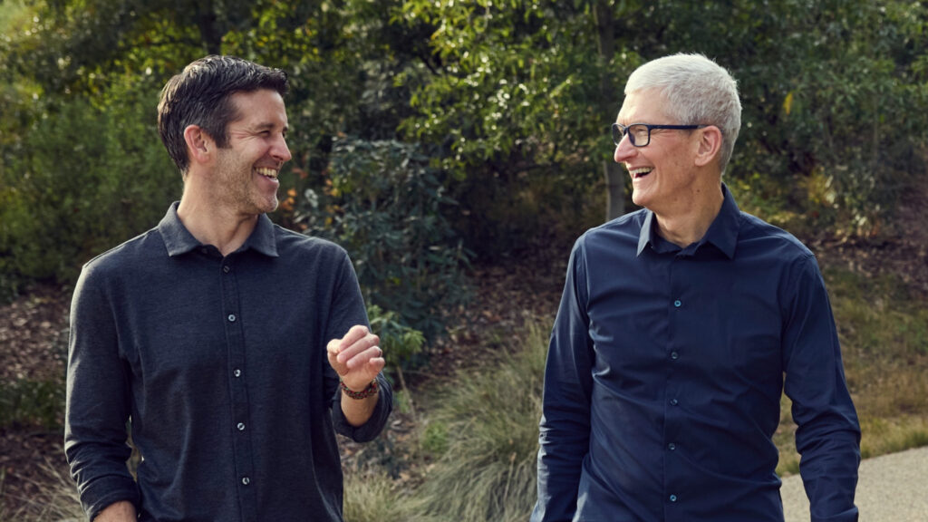 Тим Кук уходит из Apple: кто такой Джон Тернус и что будет с компанией