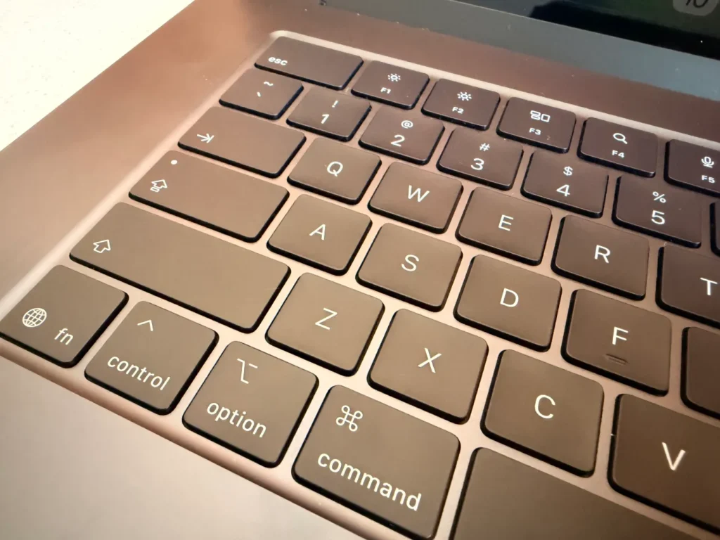 MacBook Air M5 против MacBook Pro 14 на M5: что выбрать и стоит ли переплачивать