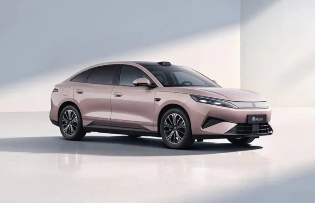 BYD Qin Max вышел в Китае: 630 км хода и зарядка за девять минут